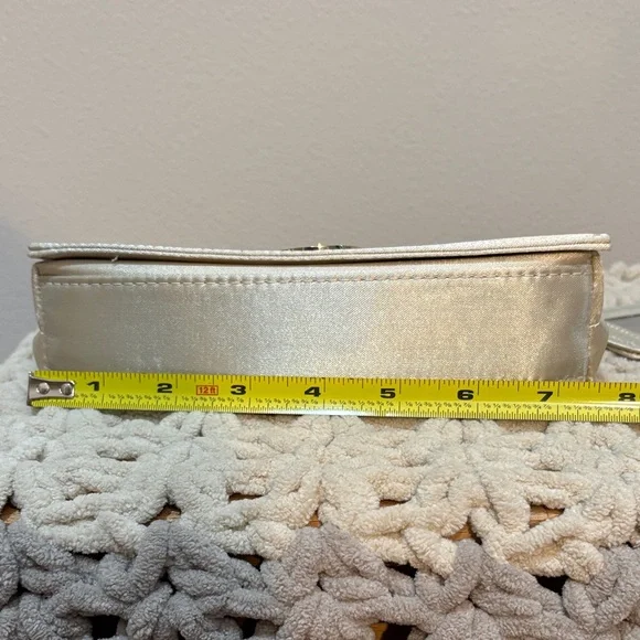 Emirates Airline Amenity Bag Elegant Cream Satin Clutch - Picture 10 of 12